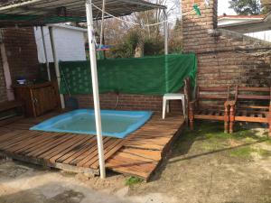 bañera de hidromasaje en una terraza junto a un edificio en mi pesadilla2, en Salinas