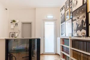 a living room with bookshelves and a dog cage at TM Hotel Düsseldorf in Düsseldorf