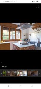 2 Bilder einer Küche mit einem Kochfeld in der Unterkunft Mas de l'Assut in Cornudella de Montsant