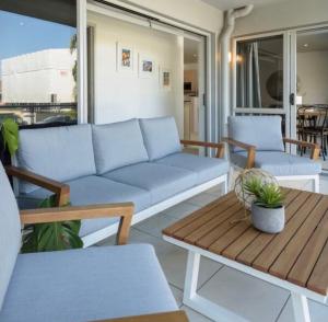 Khu vực ghế ngồi tại Modern Beach Apartment with Pool & Location