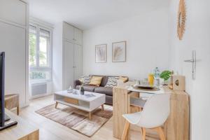 a living room with a couch and a table at Superbe appartement tout près de Paris in Alfortville