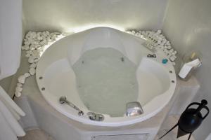 Vannituba majutusasutuses Aeolos Art & Eco Suites Adults Only