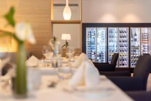 ein Restaurant mit einem Tisch mit Gläsern darauf in der Unterkunft Dolomitengolf Suites in Lavant + 37 Fotos