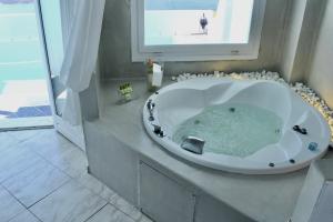 Vannituba majutusasutuses Aeolos Art & Eco Suites Adults Only