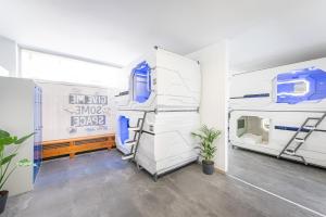 ein leeres Zimmer mit zwei Etagenbetten darin in der Unterkunft Space Home Apartment - City Center in Wien