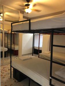 Divstāvu gulta vai divstāvu gultas numurā naktsmītnē Mini Hostal Cultural de Mazatlán