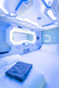 um quarto com uma cama e uma janela num avião em Space Home Apartment - Central Station # Hauptbahnhof em Viena