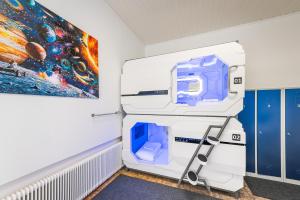 Pokój z lodówką i obrazem na ścianie w obiekcie Space Home Apartment - Central Station # Hauptbahnhof w Wiedniu