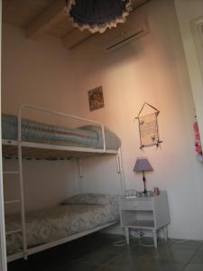 Uma ou mais camas em beliche em um quarto em Casuzze Country