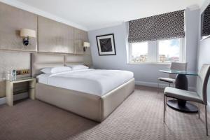 Postel nebo postele na pokoji v ubytování Radisson Blu Hotel, London Mercer Street