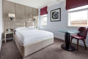 Postel nebo postele na pokoji v ubytování Radisson Blu Hotel, London Mercer Street