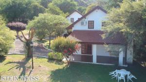 eine Luftansicht eines Hauses mit Hof in der Unterkunft Cabañas Stein Weiss in Santa Rosa de Calamuchita