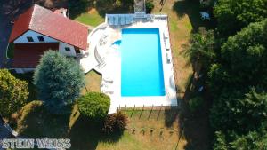 una vista aérea de una casa con una gran piscina en Cabañas Stein Weiss en Santa Rosa de Calamuchita