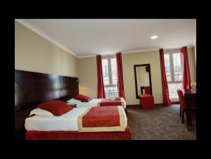 Postel nebo postele na pokoji v ubytování Hotel De Suède