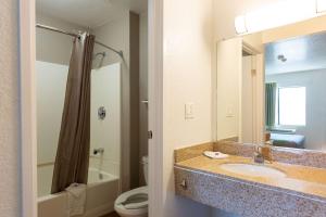 Motel 6-Camp Springs, DC - South Camp Springs 욕실