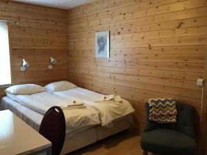 a bedroom with a bed and a desk at Fjordutsikten Motell & Camping AS in Lakselv