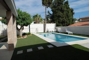 een zwembad in de tuin van een huis bij CASA VACACIONAL MÁLAGA 14 Chalet in Málaga