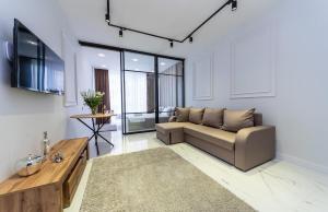 a living room with a couch and a table at Fashionable apartments. Smartplaza metro Minskaya. Obolon in Kyiv