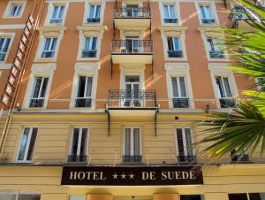 a hotel de suggle in front of a building at Hotel De Suède in Nice