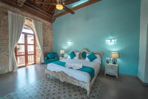 Un dormitorio con una cama grande con paredes azules. en Hotel Casa Tere, en Cartagena de Indias 81 fotos más