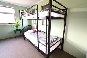 Un ou plusieurs lits superposés dans un hébergement de l'établissement Sow and Piglets Guesthouse