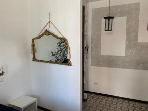 lustro wiszące na ścianie w pokoju w obiekcie FraLePorte Vintage Apartment w mieście Palermo +24 zdjęcia