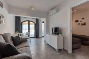 TV a/nebo společenská místnost v ubytování Casa Johan - Apartment with amazing views and terrace garden, AC, fast Fiber Wifi