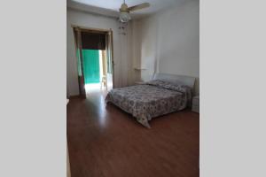 1 dormitorio con 1 cama y ventilador de techo en appartamento in centro Cassino en Cassino