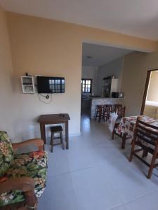 een woonkamer met een bank en een tafel bij Lindo Apto Ubatuba a 300 metros Praia Sape in Ubatuba