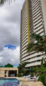 un gran edificio con una piscina al lado de un edificio en MonteSanto Verano, en Natal