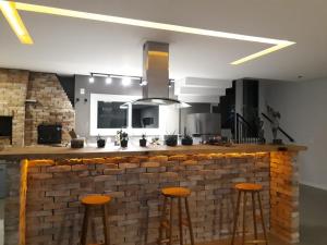a kitchen with a brick bar with stools at Belvedere Gramado in Gramado