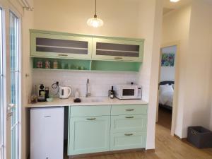 A kitchen or kitchenette at החן בירוק