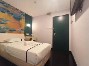 Letto o letti in una camera di Smile Hotel Chow Kit PWTC