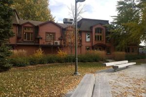 Κήπος έξω από το Cozy Sweet Studio #7, 10 minutes to D.T. Ottawa