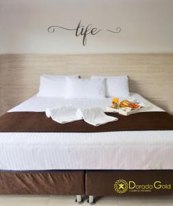 ein Bett mit einem Tablett mit Essen drauf in der Unterkunft Hotel Bestmark Platino in Bogotá