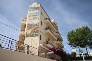 a building with a painting on the side of it at Hospedaria Buganvilia Alvor in Alvor