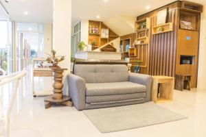 - un salon avec une chaise et un piano dans l'établissement Yaibua Hotel, à Ban Chamun (2)