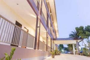 Elle offre une vue sur l'extérieur d'un bâtiment avec un balcon. dans l'établissement Yaibua Hotel, à Ban Chamun (2)