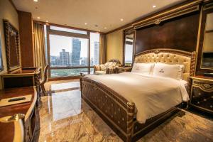 sypialnia z dużym łóżkiem i dużym oknem w obiekcie Songdo Central Park Hotel w mieście Inczon