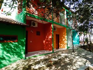 una casa con pintura verde y roja. en Pousada Arraial Das Cores en Pirenópolis