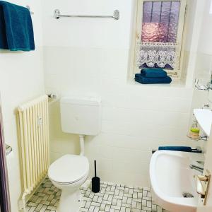 a bathroom with a toilet and a sink at Ferienwohnung Marie - WLAN, Küche, im Ortskern, Einkaufsläden in der Nähe in Malterdingen