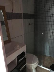 a bathroom with a toilet and a sink and a shower at Casa 3 quartos in Pontal do Paraná
