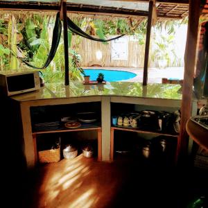 uma cozinha com uma mesa e vista para uma piscina em Two crazy monkeys em Bakjawan