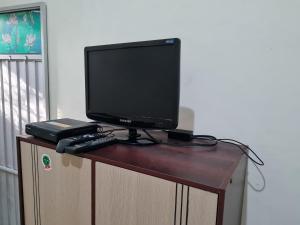 تلفاز و/أو أجهزة ترفيهية في Villa Bukit Zaitun Puncak RedPartner