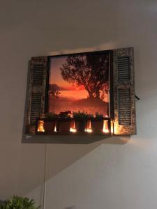 telewizor na ścianie z oświetleniem w obiekcie Greek Islands Studios w Kardamenie