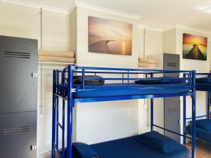 Двухъярусная кровать или двухъярусные кровати в номере YHA Coolangatta Gold Coast