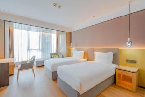 una habitación de hotel con 2 camas y una silla en Holiday Inn One Thousand Island Lake, an IHG Hotel, en Chun'an