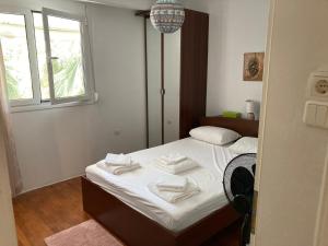 Ліжко або ліжка в номері Glyfada beach and Golf modest apartment with balcony