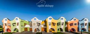 una fila de casas coloridas con las palabras biblioteca de Oakridge en Opilé Sklepy, en Velké Pavlovice