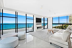 een woonkamer met witte meubels en uitzicht op de oceaan bij ULTIQA Beach Haven on Broadbeach in Gold Coast